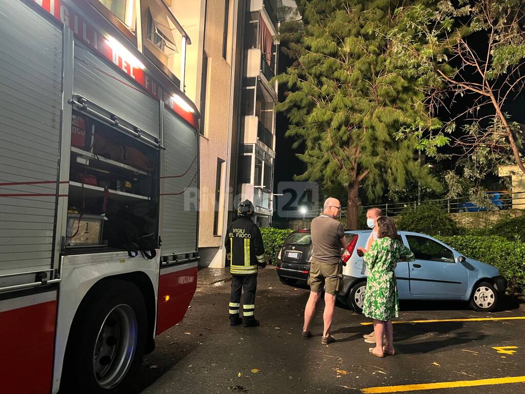 Ventimiglia, incendio in una palazzina: fiamme domate dai vigili del fuoco