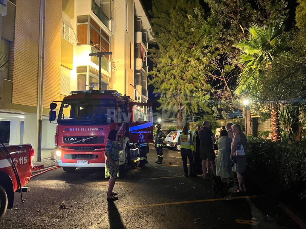 Ventimiglia, incendio in una palazzina: fiamme domate dai vigili del fuoco