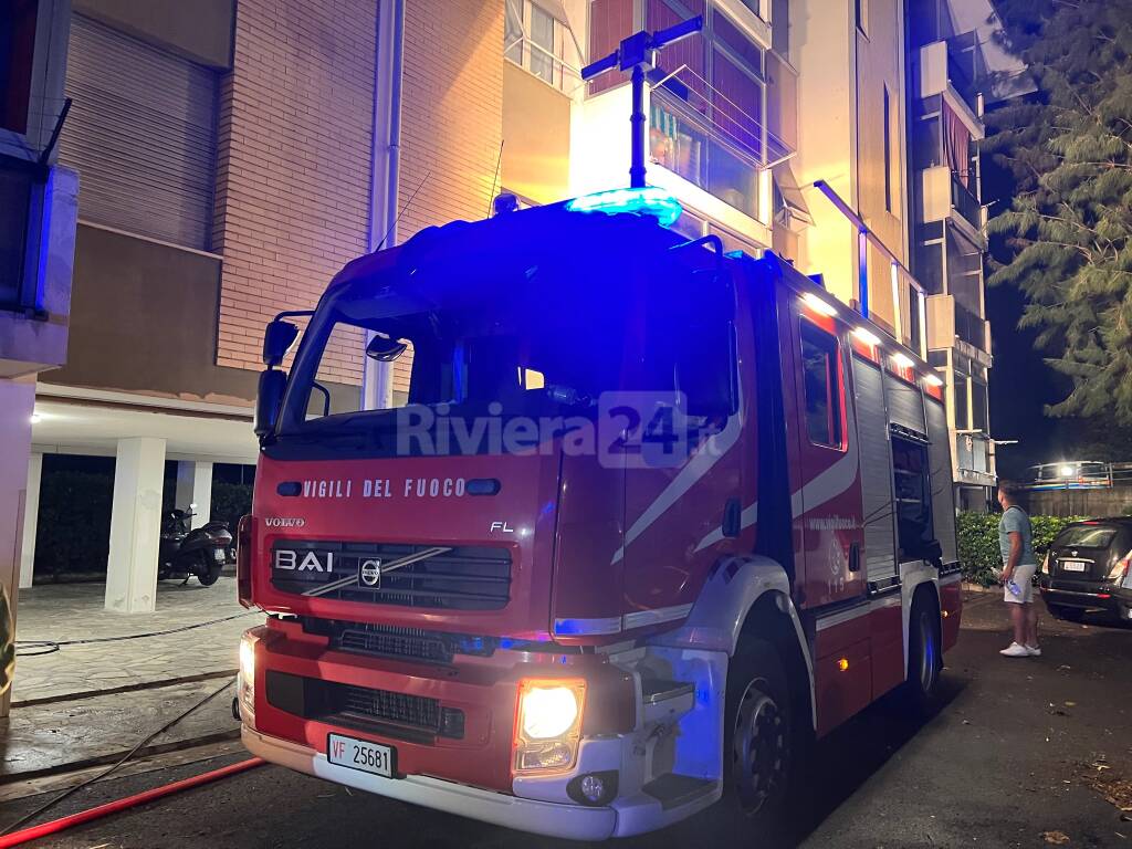 Ventimiglia, incendio in una palazzina: fiamme domate dai vigili del fuoco