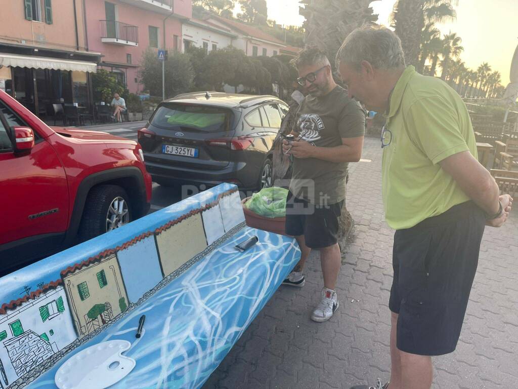 Le panchine di Santo Stefano al Mare diventano opere d’arte con i disegni di Omar Peruzzi