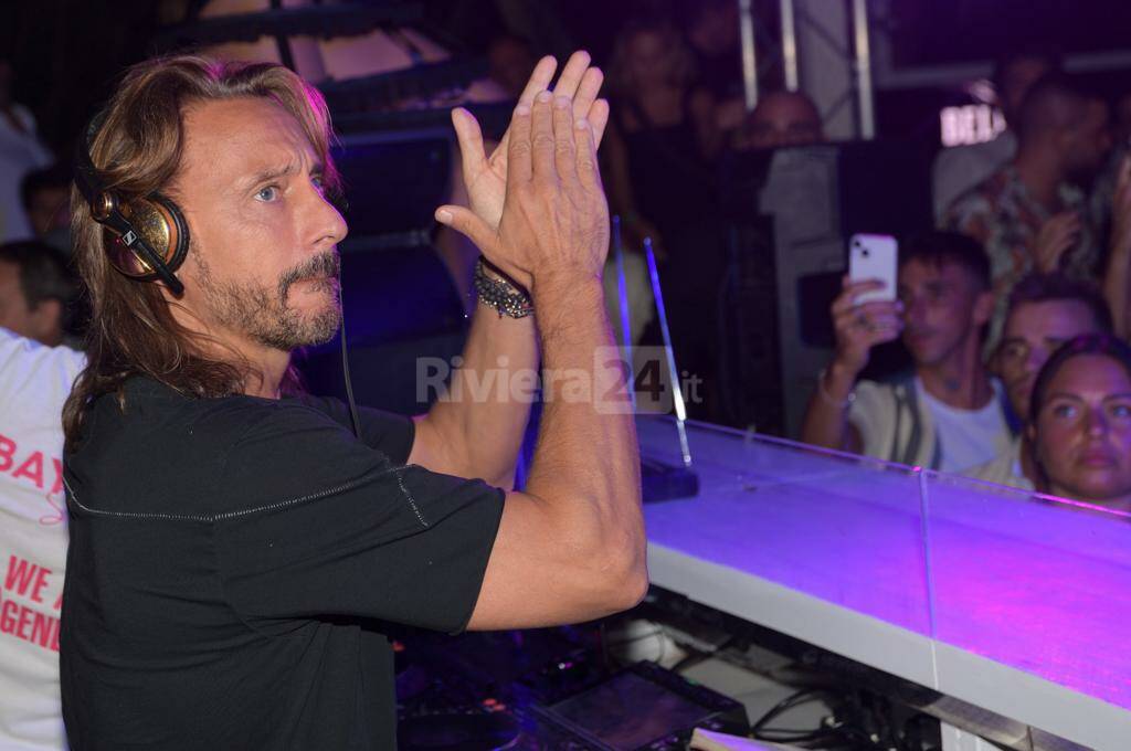 Il Dj mito Bob Sinclair prima del bagno di folla al Bay Club cena al Villa Noseda