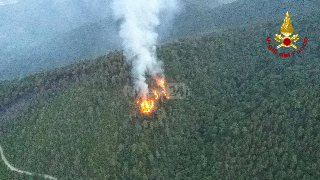 vigili del fuoco immagini drone incendio