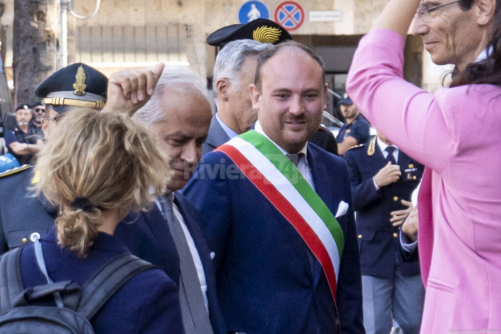 Ventimiglia, palazzo comunale transennato per l&#8217;arrivo di Piantedosi. Striscioni contro il ministro