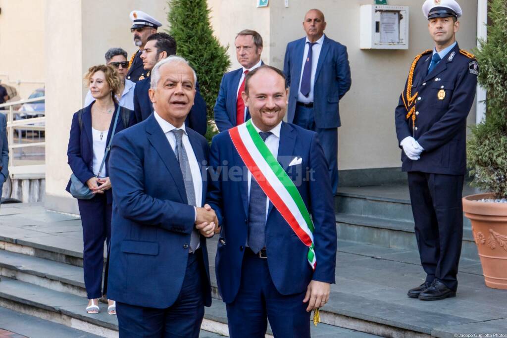 Ventimiglia, palazzo comunale transennato per l&#8217;arrivo di Piantedosi. Striscioni contro il ministro