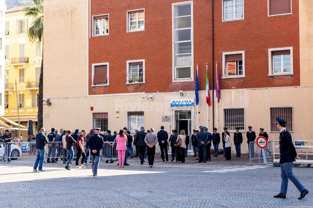 Ventimiglia, palazzo comunale transennato per l'arrivo di Piantedosi. Striscioni contro il ministro