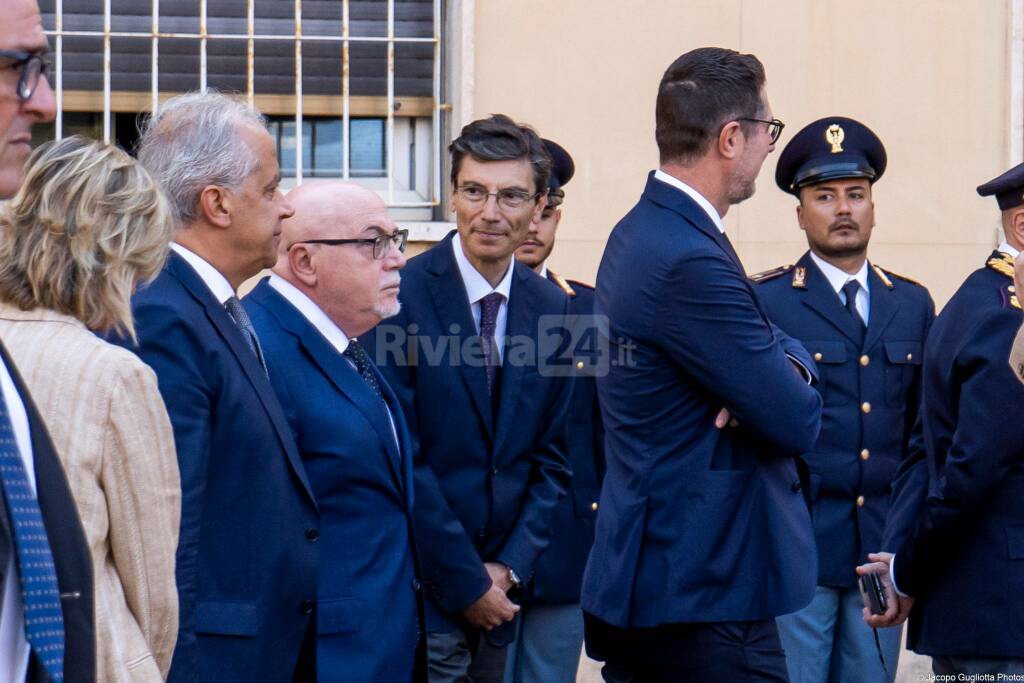 Ventimiglia, palazzo comunale transennato per l&#8217;arrivo di Piantedosi. Striscioni contro il ministro