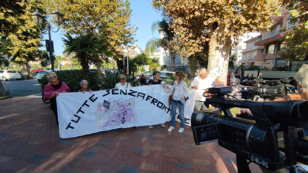 Ventimiglia, palazzo comunale transennato per l’arrivo di Piantedosi. Striscioni contro il ministro