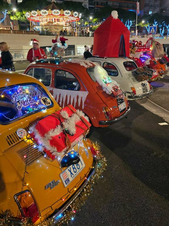 Per le strade del Principato di Monaco la 5ª edizione della “Parade de Noël” con le Fiat 500