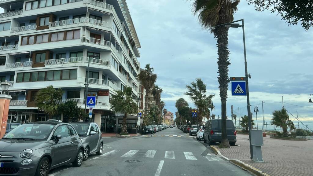 A Ventimiglia sicurezza stradale in primo piano: installati dieci dispositivi a tutela degli attraversamenti pedonali