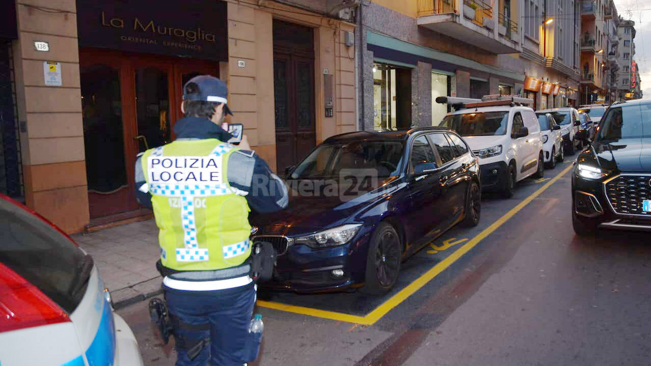 Sanremo, parcheggio selvaggio in via Roma. Multato l’autista dei Ricchi e Poveri