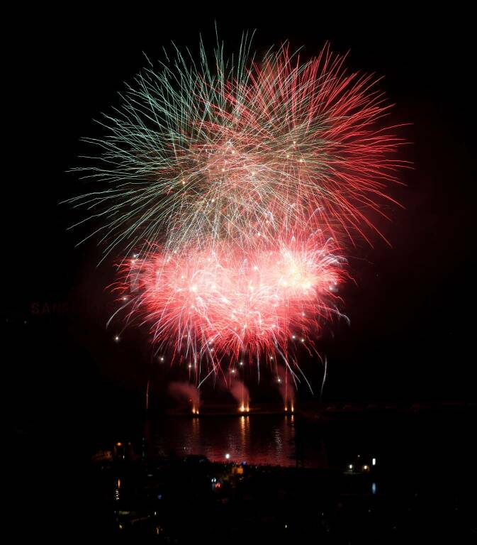 Fuochi d'artificio, parata di vip e fanfara dei carabinieri: le immagini degli eventi inaugurali di #Sanremo2024