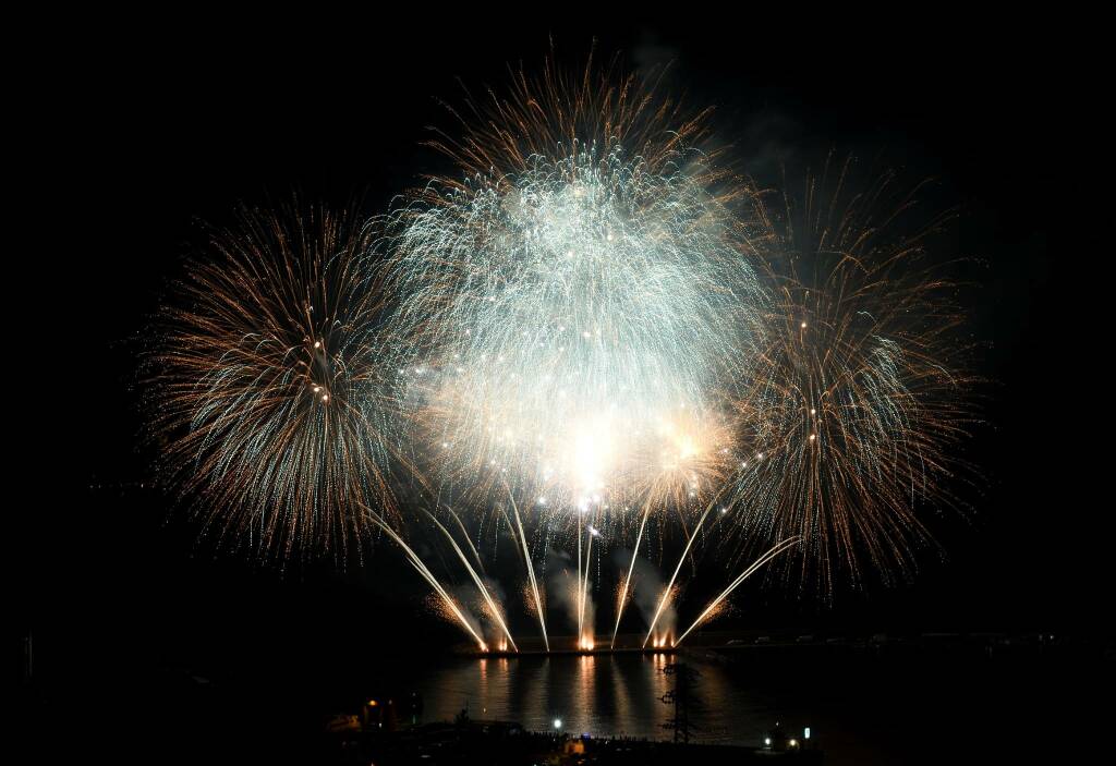 Fuochi d'artificio, parata di vip e fanfara dei carabinieri: le immagini degli eventi inaugurali di #Sanremo2024