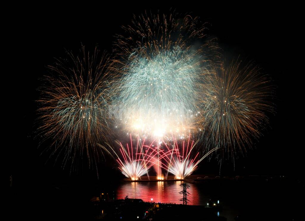 Fuochi d'artificio, parata di vip e fanfara dei carabinieri: le immagini degli eventi inaugurali di #Sanremo2024