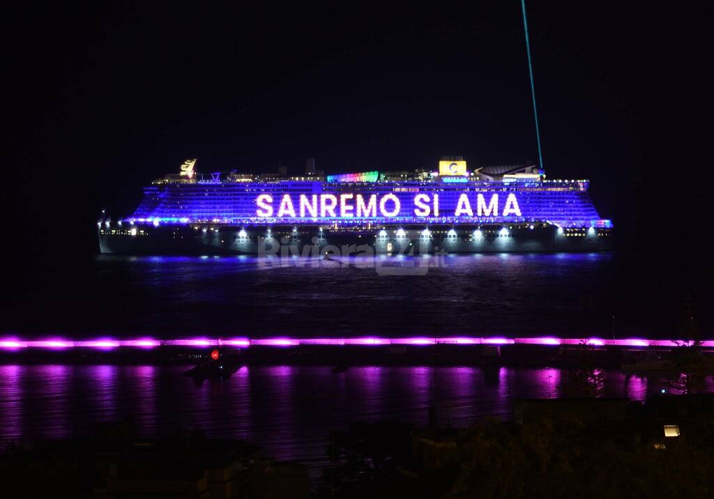 Fuochi d'artificio, parata di vip e fanfara dei carabinieri: le immagini degli eventi inaugurali di #Sanremo2024