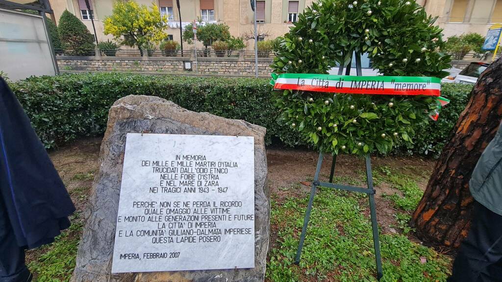 Giorno del ricordo: la pioggia battente non ferma la deposizione della corona in memoria delle Foibe