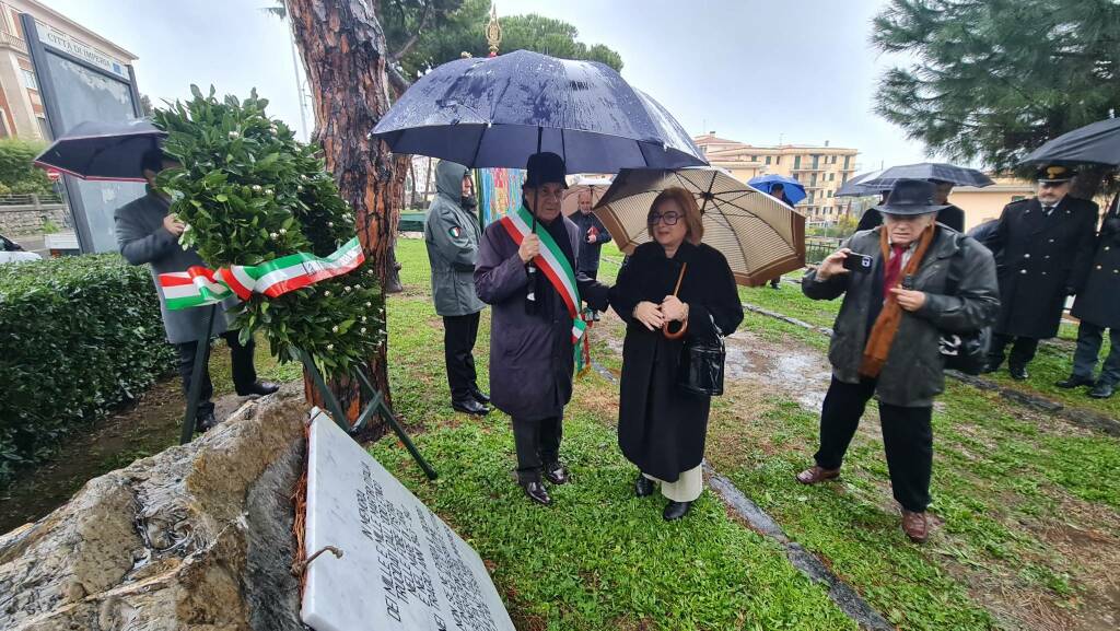 Giorno del ricordo: la pioggia battente non ferma la deposizione della corona in memoria delle Foibe