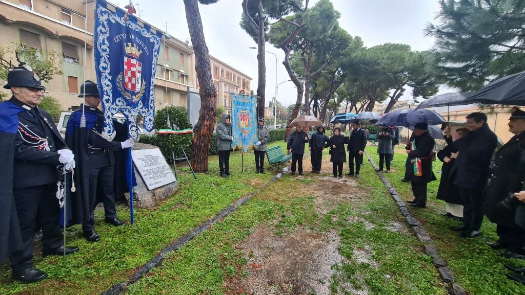 Giorno del ricordo: la pioggia battente non ferma la deposizione della corona in memoria delle Foibe