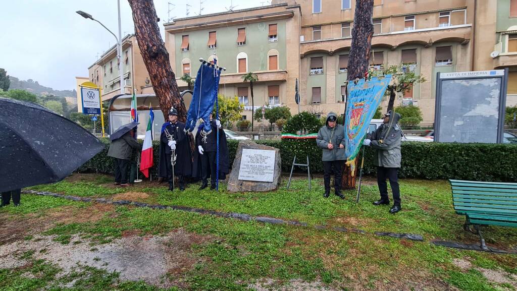 Giorno del ricordo: la pioggia battente non ferma la deposizione della corona in memoria delle Foibe