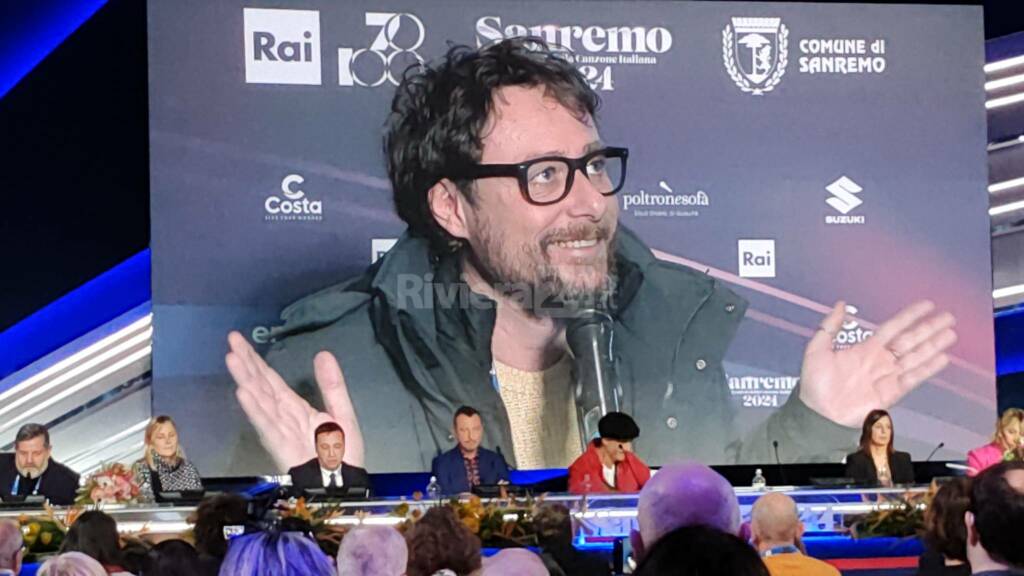 Travolta al Festival con le scarpe antinfortunio, Amadeus spiega: «L’idea di invitarlo non c’era. Per lui solo rimborso spese»