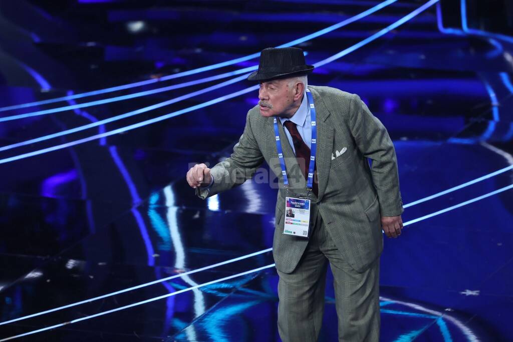 Sanremo2024, Ruggiero, il nonno di Viva Rai2, dà il via alla seconda serata del Festival