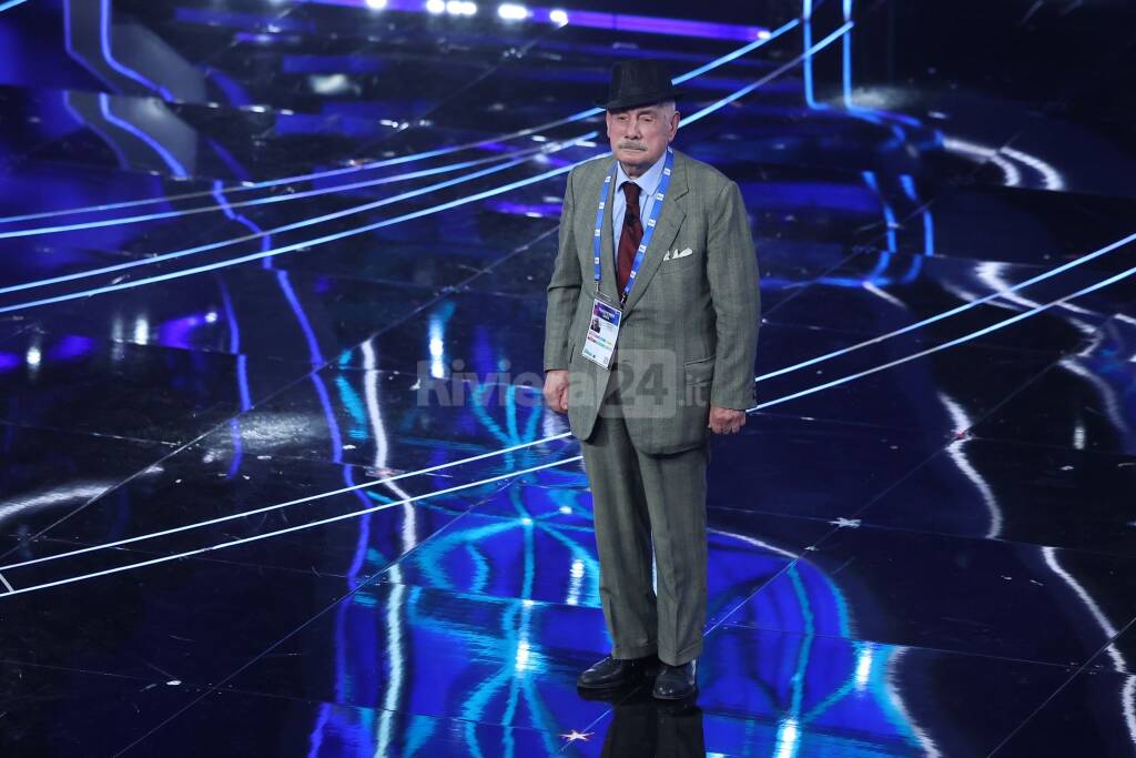 Sanremo2024, Ruggiero, il nonno di Viva Rai2, dà il via alla seconda serata del Festival