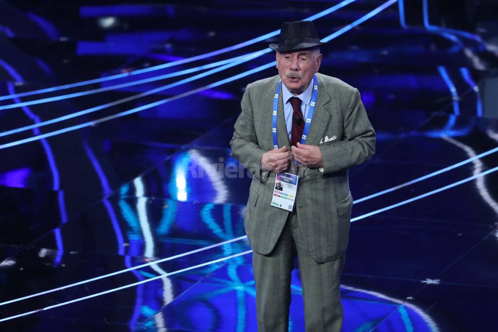 Sanremo2024, Ruggiero, il nonno di Viva Rai2, dà il via alla seconda serata del Festival