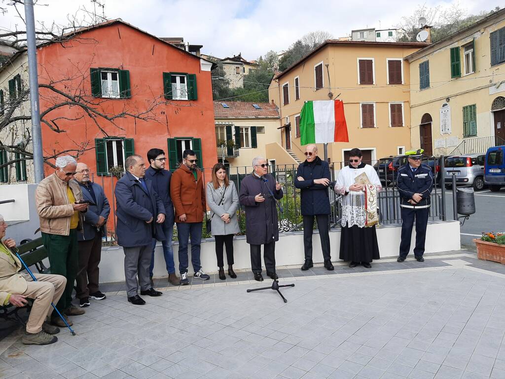 Montegrazie: la piazza di ingresso nel paese intitolata a Carlo Braccesco