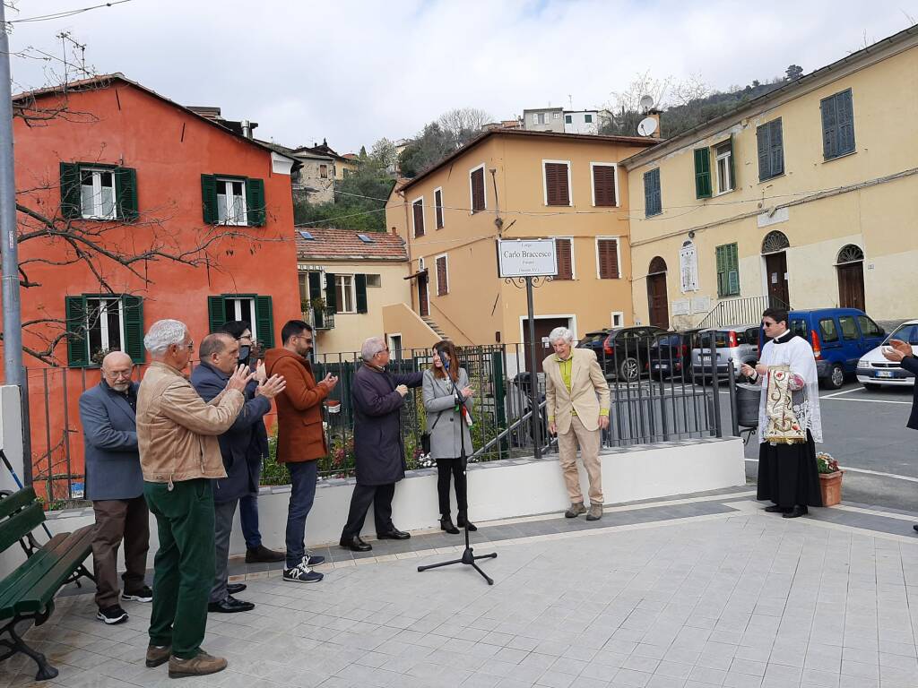 Montegrazie: la piazza di ingresso nel paese intitolata a Carlo Braccesco