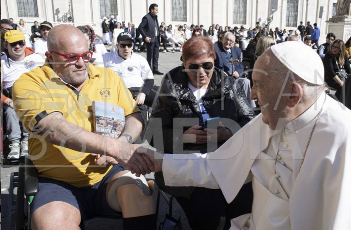 Due ventimigliesi donano libro della città a papa Francesco