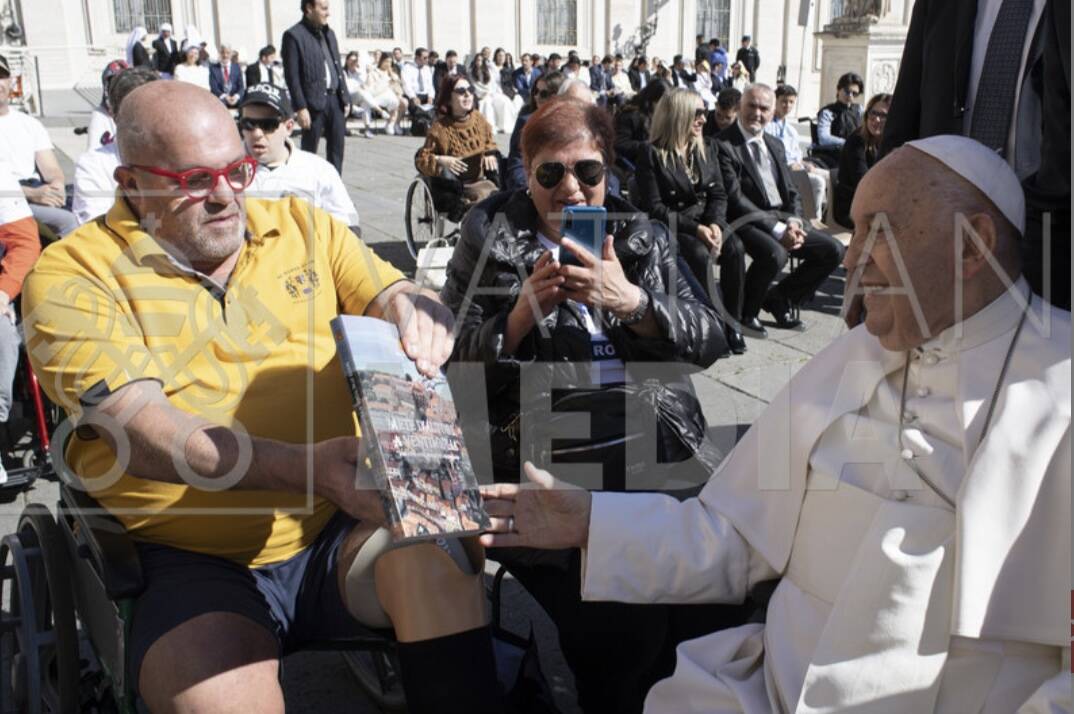 Due ventimigliesi donano libro della città a papa Francesco