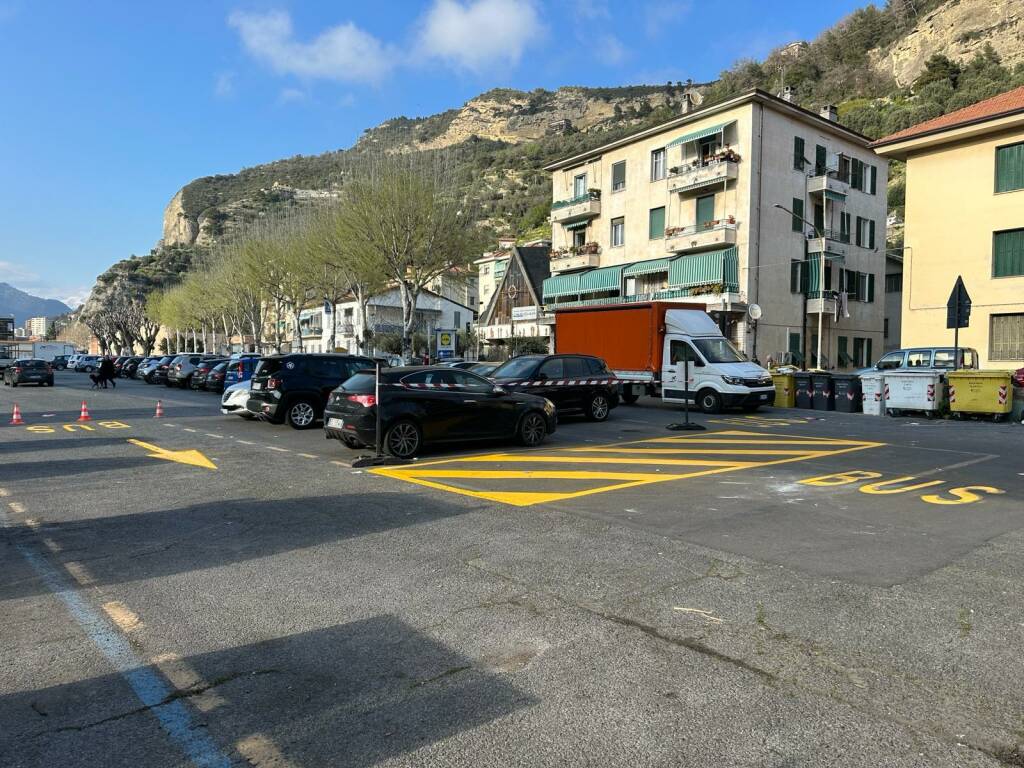 Riviera24- ripristino segnaletica fermata del bus Ventimiglia