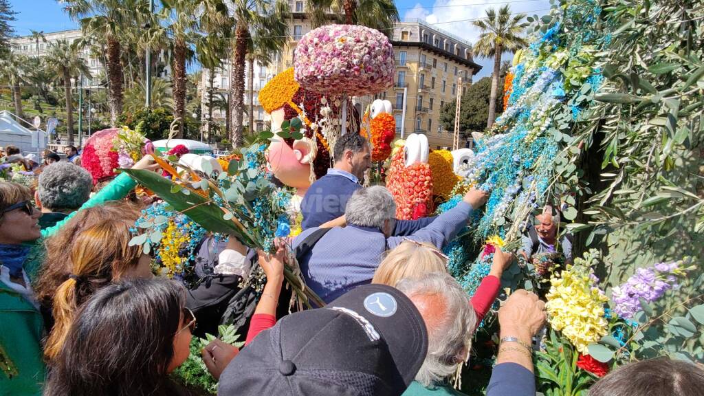 Tradizione e inciviltà, carri fioriti di Sanremo &#8220;spolpati&#8221; dal pubblico