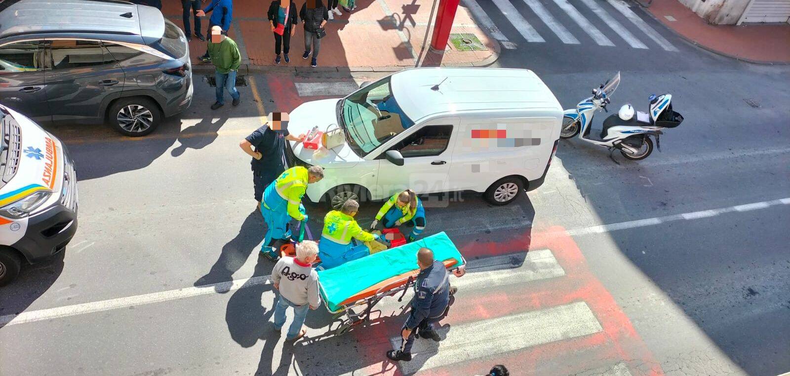 Ventimiglia, donna travolta sulle strisce pedonali in via Cavour