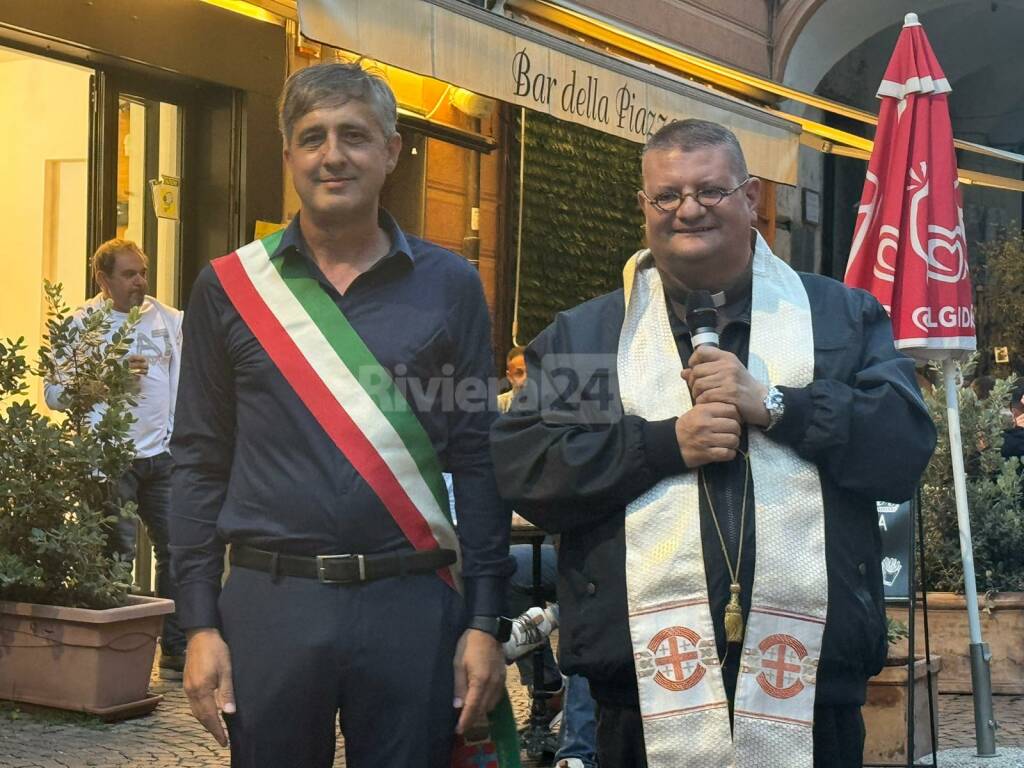 Camporosso, Peppone e Don Camillo fanno pace: prima seduta del consiglio benedetta da don Tommaso