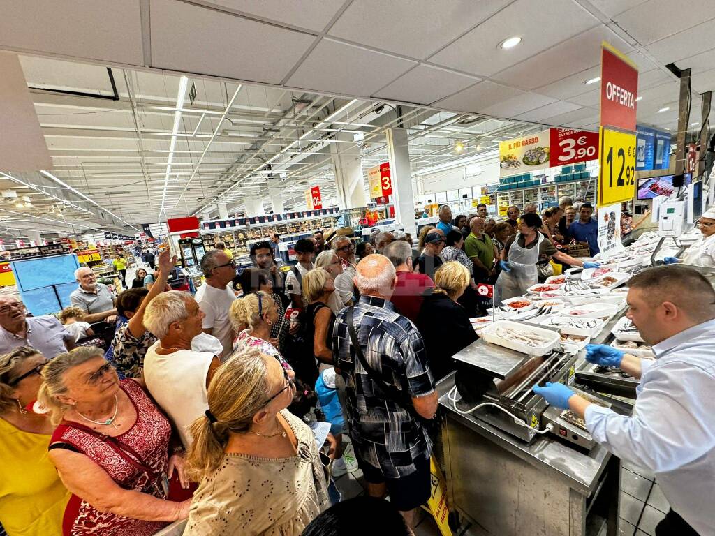 Taggia, un successo l&#8217;asta del pesce del Carrefour. Oltre 400kg di prodotti a diposizione