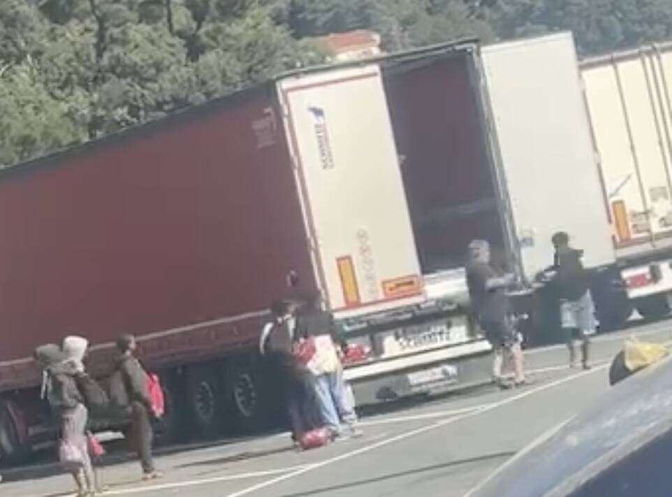 migranti camion autoporto