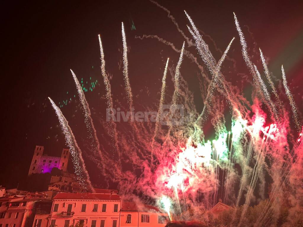 L&#8217;allerta (senza pioggia) non ferma i fuochi, in migliaia a Dolceacqua per lo spettacolo piromusicale