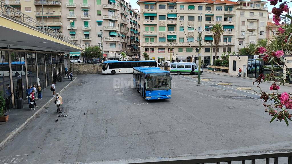 Lancio di oggetti contro l’autobus, studenti in rivolta per il servizio al collasso