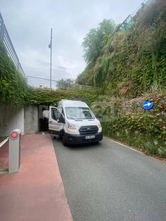 Camion incastrato a Santo Stefano