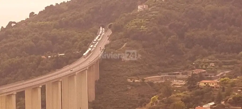 Tamponamento tra tir in autostrada a Ventimiglia, coda chilometrica