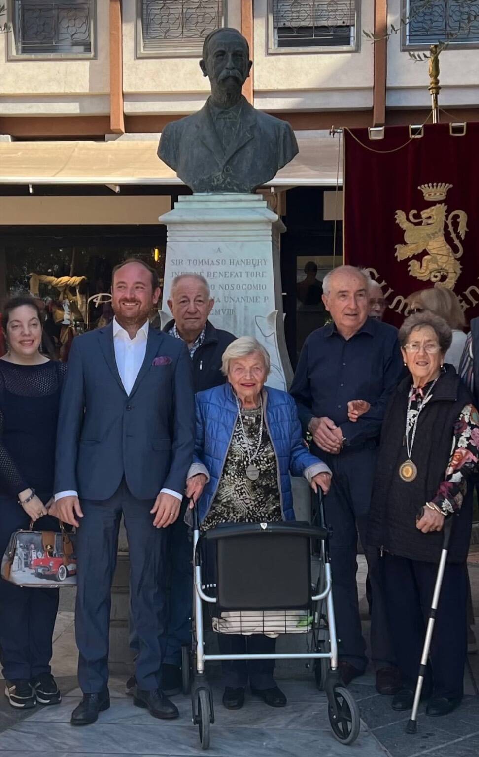 Ventimiglia, ricollocata la targa al monumento dedicato a Sir Thomas Hanbury