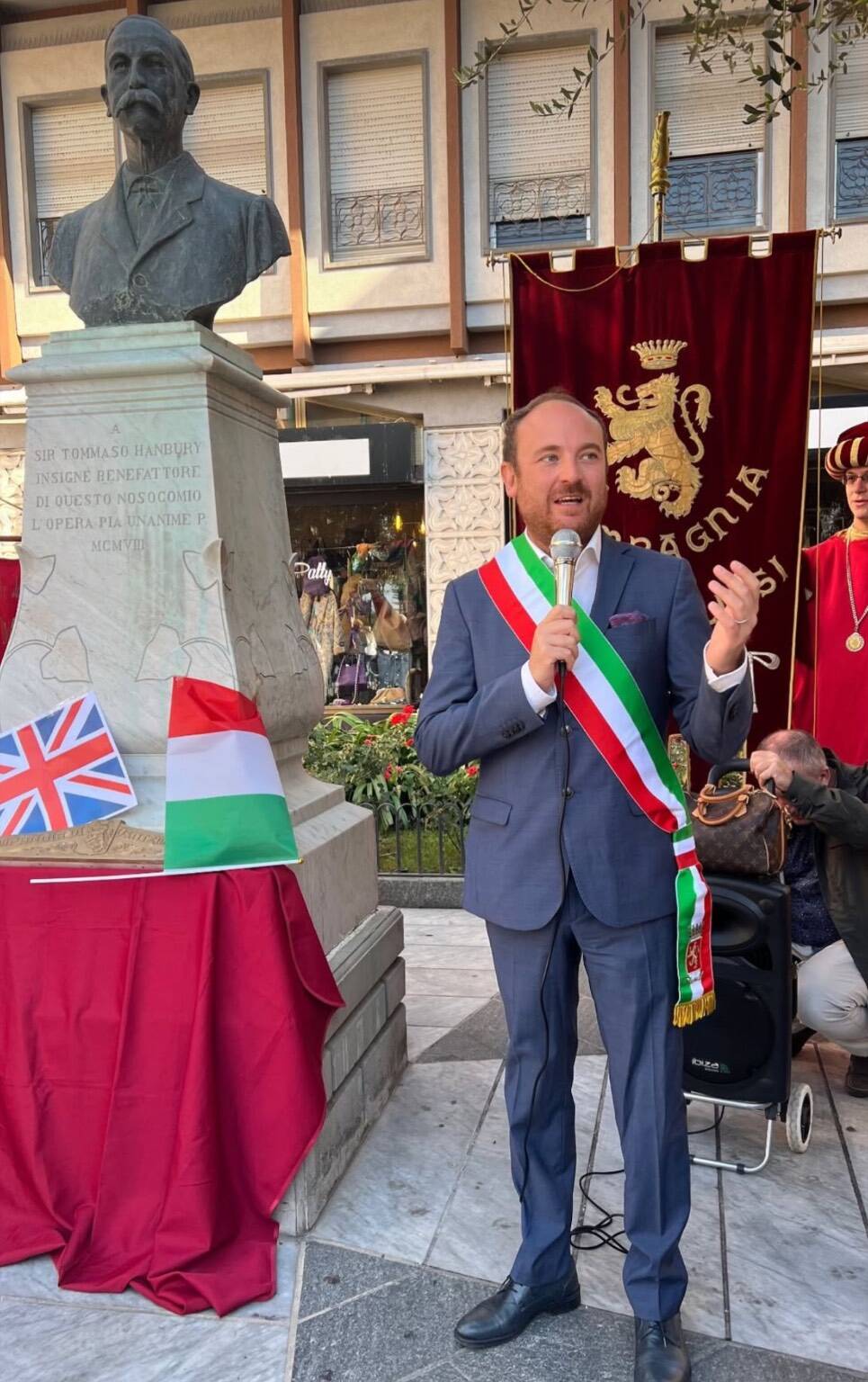 Ventimiglia, ricollocata la targa al monumento dedicato a Sir Thomas Hanbury