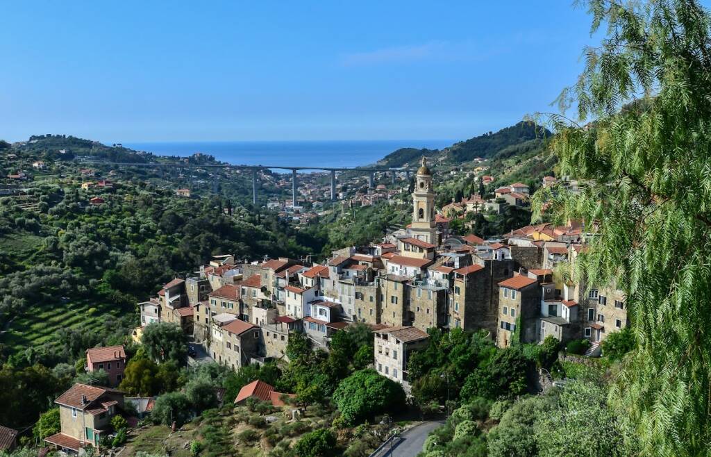 Triora, Seborga, Dolceacqua, Vallebona e Airole protagoniste della Caccia ai Tesori Arancioni del Touring Club Italiano